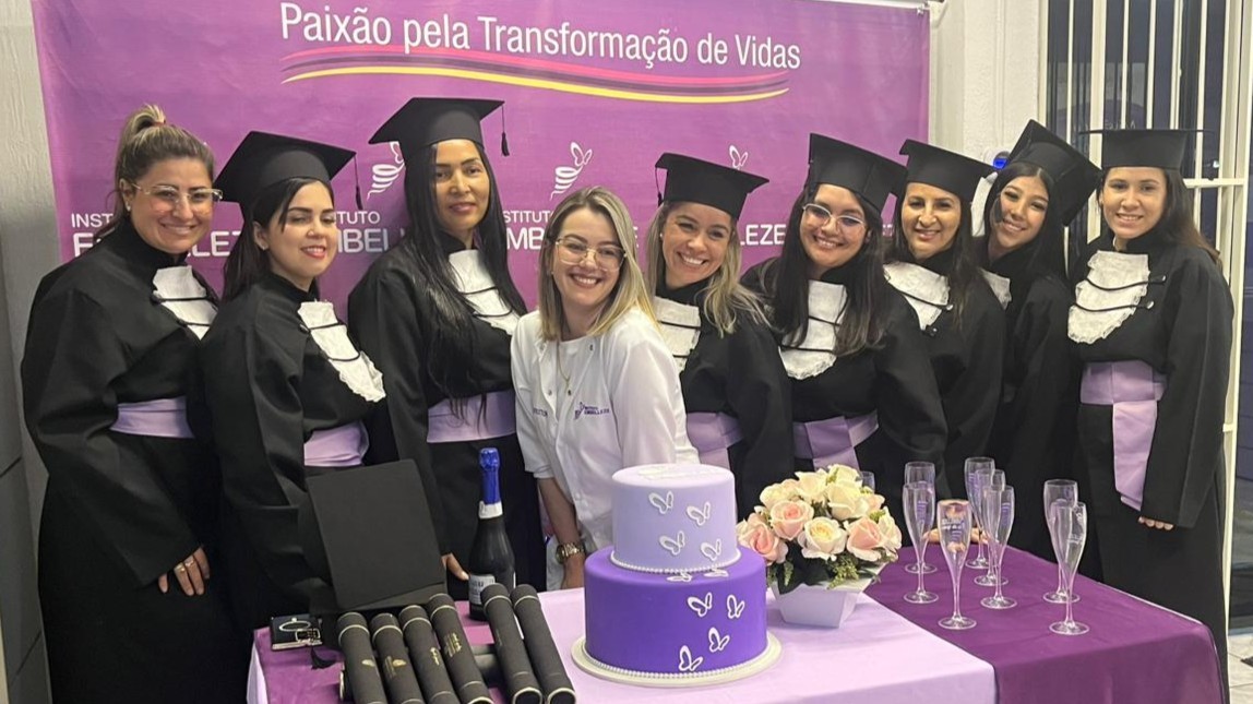 Turma comemorando a formatura na escola