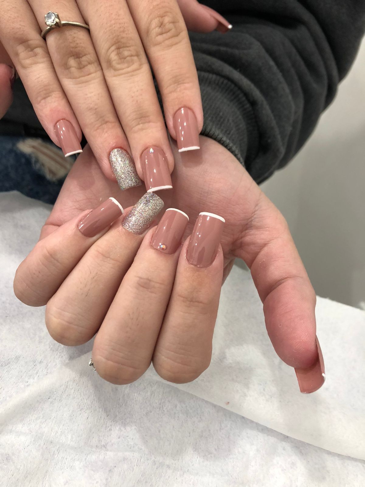 Unhas finalizadas em aula de manicure